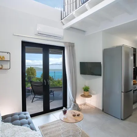 The Lefkadian Collection G And N *